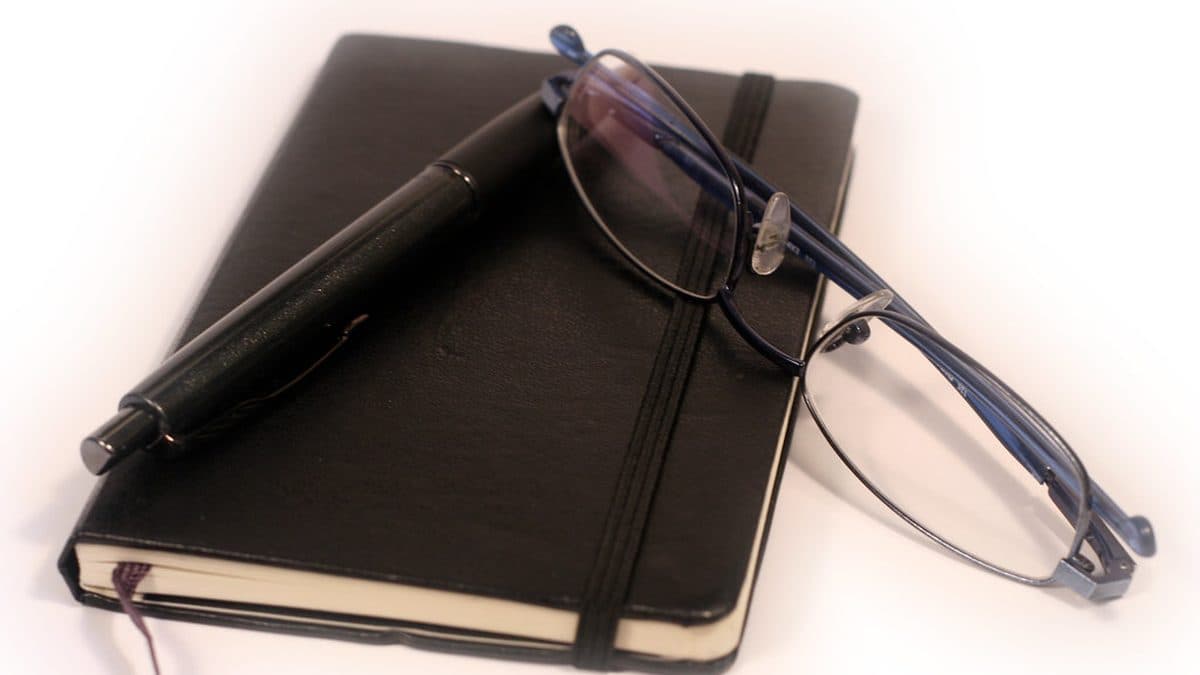 A pen and notebook on a desk