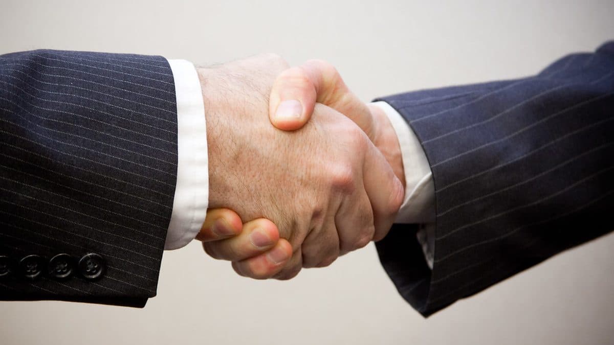 How to Introduce Yourself in a Job Interview: The Opening Greeting That Sets the Tone (With Filipino Etiquette Tips)